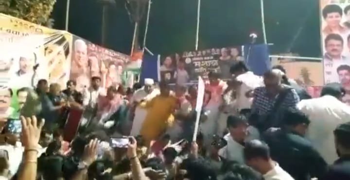 राहुल गांधी जिंदाबाद बोलते ही भरभराकर गिर गया मंच, बिलासपुर में मशाल रैली के दौरान बड़ा हादसा … पीसीसी चीफ मोहन मरकाम समेत …