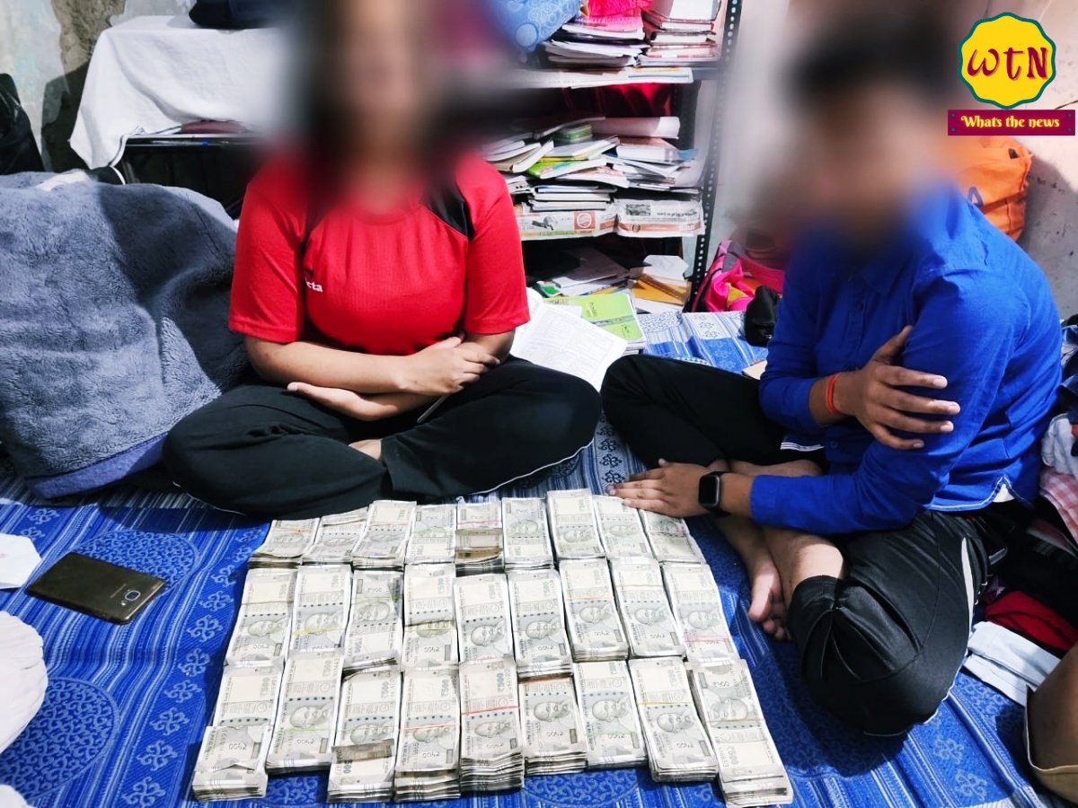sub inspector's Children taken photo with bundles of 500 rupee notes